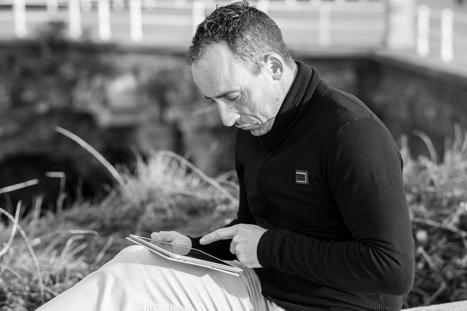 Ignacio Fernández trabajando con una tableta al aire libre